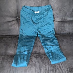 A turquoise color with a athletic style!